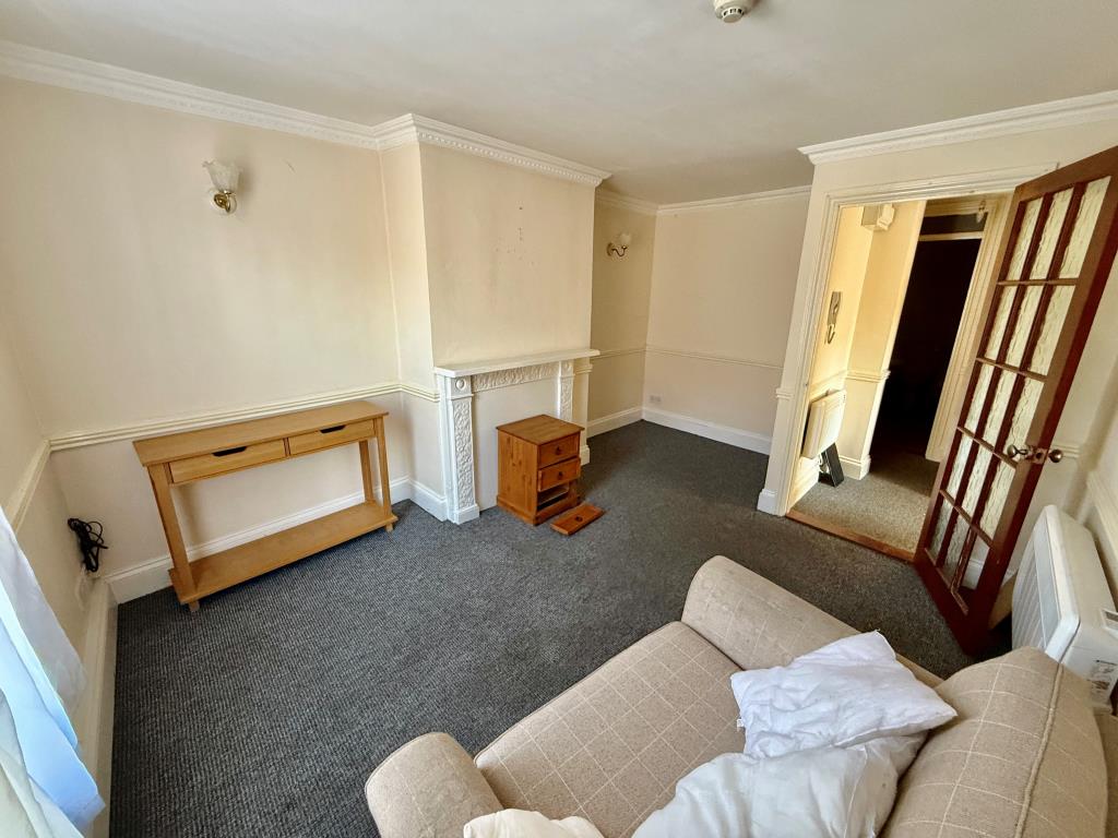 Lot: 44276 - FREEHOLD MIXED USE INVESTMENT - SHOP AND THREE FLATS - Flat B Living room